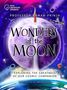 "Wonders of the Moon" steht groß vor einem violetten Mond. Oben eine Rakete, Satelliten und Weltraum.