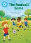 "The Football Game" von Damian Harvey und Tom Heard. Kinder spielen Fußball auf einem Rasen vor einem Tor im Park.