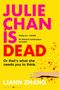 "JULIE CHAN IS DEAD" in großen pinken und roten Buchstaben. Unten ein Arm mit blauen Nägeln und roten Spritzern., Buch