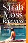 „Sarah Moss, Ripeness“. Zwei sitzende Personen am See. Wald im Hintergrund.
