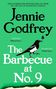 Schrift: "Jennie Godfrey. The Barbecue at No. 9". Eine Elster hält ein brennendes Streichholz. Hintergrund grün.