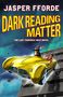"Jasper Fforde, Dark Reading Matter, The Last Thursday Next Novel." Illustration: Ein gelbes Auto fährt mit hoher Geschwindigkeit.