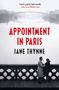„Appointment in Paris“ von Jane Thynne. Schwarzweißes Foto: Paar auf einer Brücke, Nebel, verspieltes Geländer.