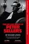 „The Life and Death of Peter Sellers“ von Roger Lewis. Ein nachdenklicher Mann trägt eine Brille, sitzt nachdenklich., Buch