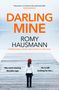 "Darling Mine" von Romy Hausmann. Kind mit roter Mütze steht auf einem Steg vor nebligem Wasser., Buch