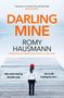 Text: "DARLING MINE", "ROMY HAUSMANN", "She went missing decades ago. He is still looking for her...". Ein Kind steht auf einem Steg., Buch