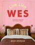 "Live Like WES" in gelb und rot, "Home Decor Inspired by Wes Anderson Movies". Schlafzimmer mit rosa Wand, Retro-Dekor.