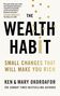 "The Wealth Habit: Small Changes That Will Make You Rich" von Ken & Mary Okoroafor. Titel in Schwarz, Zitat und Untertitel in Gold., Buch