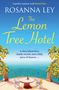 Text: „A perfect summer read“ Rachel Hore, „The Lemon Tree Hotel“, „A story about love, family secrets, and a little piece of heaven...“ Im Vordergrund ein runder Tisch mit Stühlen, dahinter Meerblick und Zitronenbäume.