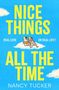 „NICE THINGS ALL THE TIME“ in Gelb, darunter „REAL LOVE OR REAL LIFE?“ Illustration: Zwei Personen auf Liegestühlen.