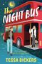 "The Night Bus" in großen Buchstaben auf rotem Doppeldeckerbus. Zwei Personen: Mann mit Kamera, Frau einsteigend, Nachthimmel.