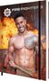 "Fire Fighters" oben, ein lächelnder, muskulöser Mann mit einem großen Tattoo und Vorschlaghammer, im Hintergrund Flammen., Kalender