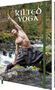 „Kilted Yoga“ steht oben. Ein Mann in einem Kilt macht Yoga in einer Waldlandschaft., Kalender