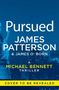Text: "Pursued" von James Patterson & James O. Born. Ein Michael Bennett Thriller. Hintergrund: Skyline mit Freiheitsstatue.