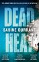 "DEAD HEAT - Sabine Durrant." Steilwand mit türkisfarbenem Meer, eine Person liegt am Ufer auf einem roten Tuch.