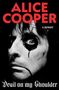 "Alice Cooper - a memoir. Devil on my Shoulder" in roten und weißen Buchstaben. Ein schwarz-weißes Porträt mit auffälligem Augen-Make-up., Buch