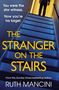 „You were his witness. Now you're his target. THE STRANGER ON THE STAIRS.“ Eine Person steht oben auf blauen Treppen., Buch