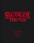 „STRANGER THINGS“ in Rot, darunter „The Official Story Behind the Legendary Series“ auf schwarzem Hintergrund.