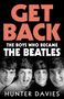 "GET BACK", "THE BOYS WHO BECAME THE BEATLES", "HUNTER DAVIES", "DRAFT" auf Schwarzweißfoto von vier jungen Männern., Buch