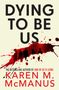 Titel "Dying to Be Us" in großen Buchstaben, Autorin Karen M. McManus. Silhouetten vor roten Farbspritzern.