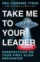 "TAKE ME TO YOUR LEADER" in Großbuchstaben, UFO beleuchtet Menschen; Autor oben, Untertitel unten., Buch