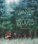 "The Wand in the Woods" von Tom Booth. Illustration: Kind rennt lachend einem Hund in einem dichten, grünen Wald hinterher., Buch