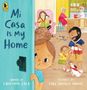 "Mi Casa Is My Home" steht in blauen Buchstaben. Eine Familie ist im Wohnzimmer; ein Mädchen schaut um die Tür. Links oben ein Logo.