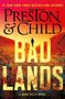 "Preston & Child, BAD LANDS, A Nora Kelly Novel" in großen Buchstaben, Wüstenlandschaft bei Sonnenuntergang., Buch