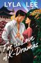 "LYLA LEE" oben, "For the Love of K-Dramas" unten. Illustration eines Paares vor Kirschblüten und einem koreanischen Gebäude., Buch