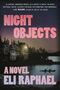 „NIGHT OBJECTS“, „A NOVEL“, „ELI RAPHAEL“. Ein großes Haus am See, im Vordergrund zwei Menschen in einem Kanu bei Nacht.