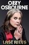 "OZZY OSBOURNE" oben und "LAST RITES" unten. Ein älterer Mann mit langen Haaren, starkem Make-up und auffälligen Ringen., Buch