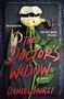 Oben: "She trusted him. Now she's paying the price...". Unten: "The Doctor's Widow, A Novel, Daniel Hurst". Eine gelbe Rose, Schere und Ring., Buch