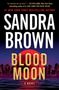 Text: "SANDRA BROWN BLOOD MOON A NOVEL" in großen Buchstaben. Hintergrund: Roter Mond über einem dunklen See.