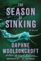 „THE SEASON OF SINKING“ steht in lila Text. Eine Person treibt unter Wasser in einem Kleid., Buch