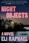 "Night Objects" und "A Novel Eli Raphael" in großen Buchstaben. Alte Villa am See bei Abenddämmerung, zwei Kajakfahrer im Wasser.