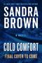 „#1 New York Times Bestselling Author Sandra Brown, Cold Comfort, A Novel“, dunkler, winterlicher Wald im Hintergrund., Buch