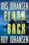 "Iris Johansen, Flashback, Roy Johansen, A Thriller." Stürmische Küste, zwei Personen auf einem Felsen, blitzeleuchtender Himmel., Buch