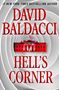 „David Baldacci Hell's Corner“ in roter Schrift. Dahinter ein rotes Gebäude mit US-Flagge vor grauen konzentrischen Kreisen., Buch