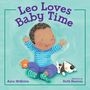 "Leo Loves Baby Time" in lila Buchstaben. Ein fröhliches Kleinkind sitzt aufrecht, umgeben von Spielzeug.