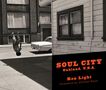 "Soul City, Oakland, U.S.A." von Ken Light, Vorwort von Ishmael Reed. Ein Kind springt vor Häusern und einem Auto rückwärts., Buch