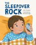 „THE SLEEPOVER ROCK“ steht groß darüber. Ein Junge im blauen Pullover hält einen Stein, lächelnd im Bett., Buch