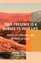 "YOUR PRESENCE IS A DANGER TO YOUR LIFE," steht groß auf einer Landschaft in Rot- und Brauntönen. Samar Yazbek., Buch