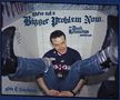 Texte: "We've Got a Bigger Problem Now...", "the Dead Kennedys", "photograph" und "glen E. friedman". Person sitzt lächelnd am Boden., Buch