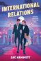 INTERNATIONAL RELATIONS. Zwei Männer im Anzug spazieren Arm in Arm auf einem roten Teppich vor einem erleuchteten Gebäude., Buch