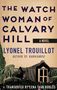 „The Watch Woman of Calvary Hill“, ein Roman von Lyonel Trouillot. Unten Pflanzen, eine Hütte, blauer Himmel., Buch