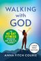 "WALKING with GOD" und "THE 40-DAY FITNESS PROGRAM AND BIBLICAL JOURNEY". Frau mit erhobenen Armen vor Bergkulisse.