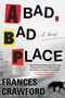 Text: "A BAD, BAD PLACE", "A Novel", "Frances Crawford". Darunter, ein schwarz-weißer Stadtabschnitt und ein Hund im Vordergrund.