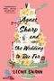 „Agnes Sharp and the Wedding to Die For“ von Leonie Swann. Illustration: Hochzeitstorte mit Blumen und Figuren., Buch