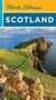 Text: "Rick Steves", "SCOTLAND". Klippen mit Leuchtturm, grünes Gras, blauer Himmel und Meer., Buch
