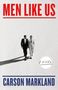 "Men Like Us" oben, "A Novel" in Kreis, "Carson Markland" unten. Zwei Männer in Anzügen gehen nebeneinander.